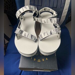 NIB Teva women’s flat form universal platform sandals